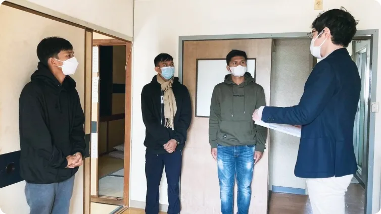 通訳スタッフが外国人材の相談に対応している様子