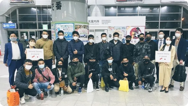 日本人スタッフと外国人スタッフが連携してサポートする場面