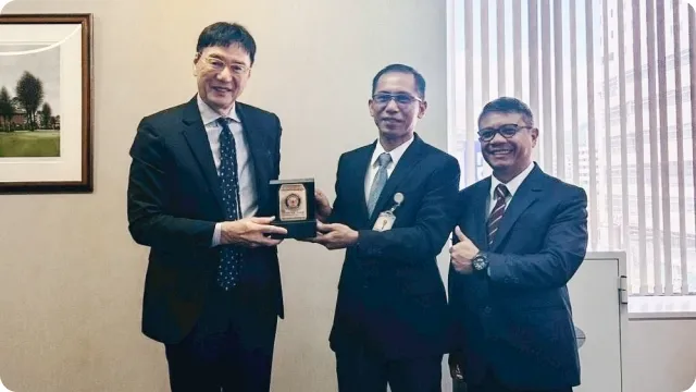インドネシア大学との協定締結式・交流の場面