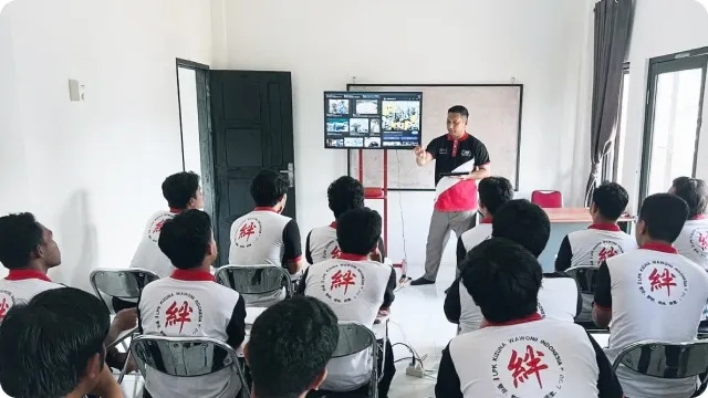 来日前の事前教育プログラムに参加する学生たち